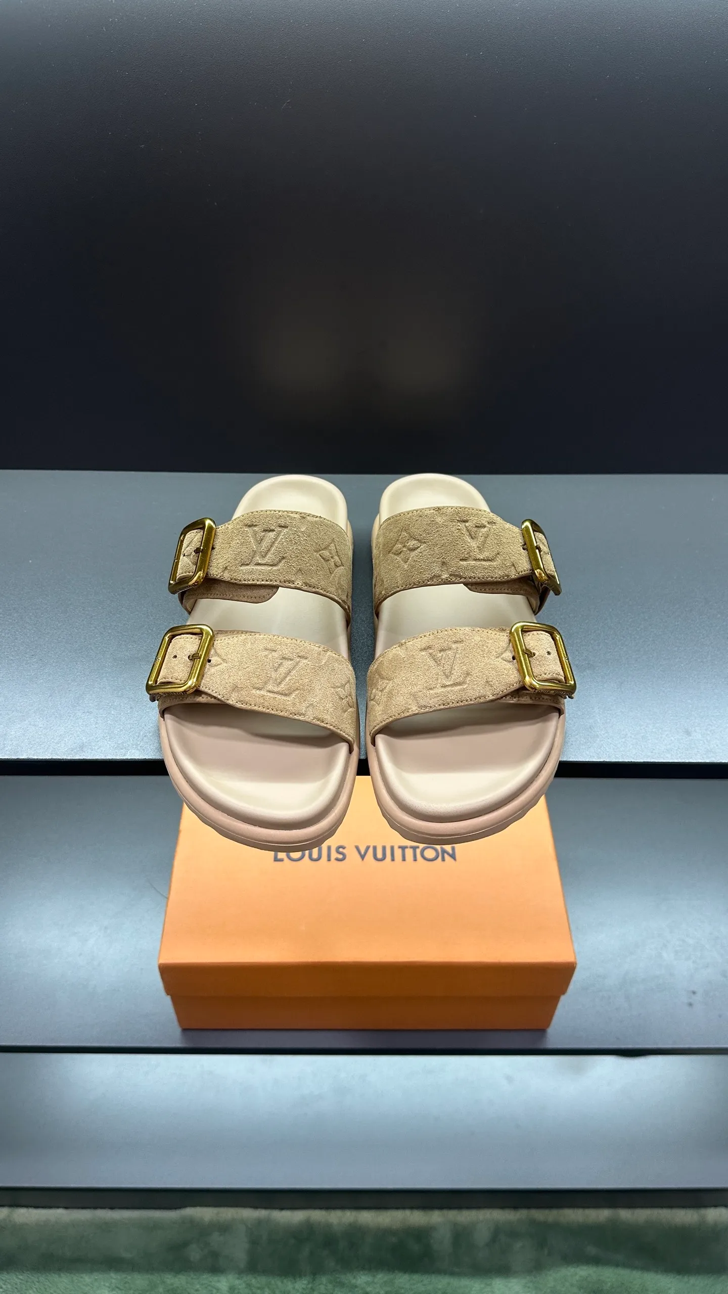 P340 🔍LV Men's Spring and Summer Slippers Counter Synchronization. The uppers are imported cowhide fabrics from Italy, with logo graphics and high-quality craftsmanship. Soles: original soles specially provided by the original factory. Exclusive movable molded soles are super comfortable. Original factory follow-up orders. 🔍🔍High quality. You can enter and leave the counter at will. Welcome to compare. Code number 38-45 No. 058